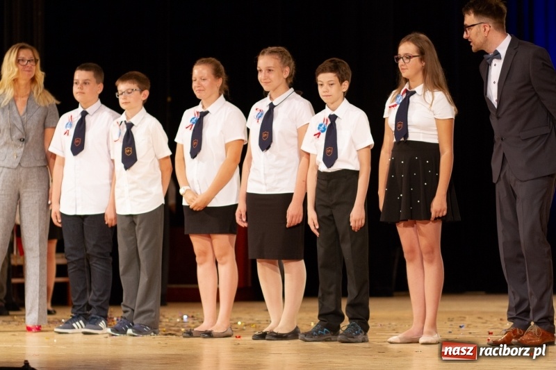 Zdjęcie w galerii na portalu naszraciborz.pl: Przed rozdaniem świadectw były dyplomy i wyróżnienia. Gala SP 1 w RCK wiadomości z regionu