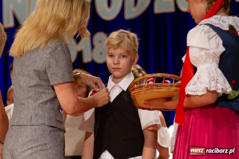 Zdjęcie w galerii na portalu naszraciborz.pl: Przed rozdaniem świadectw były dyplomy i wyróżnienia. Gala SP 1 w RCK wiadomości z regionu