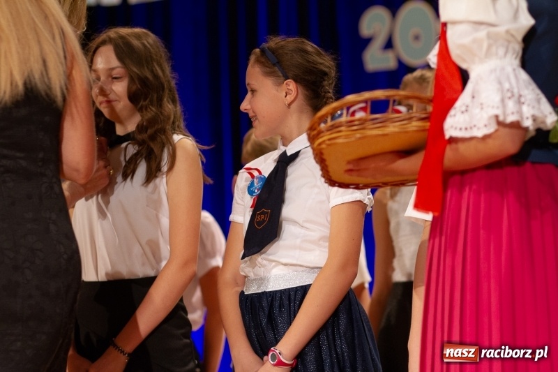 Zdjęcie w galerii na portalu naszraciborz.pl: Przed rozdaniem świadectw były dyplomy i wyróżnienia. Gala SP 1 w RCK wiadomości z regionu
