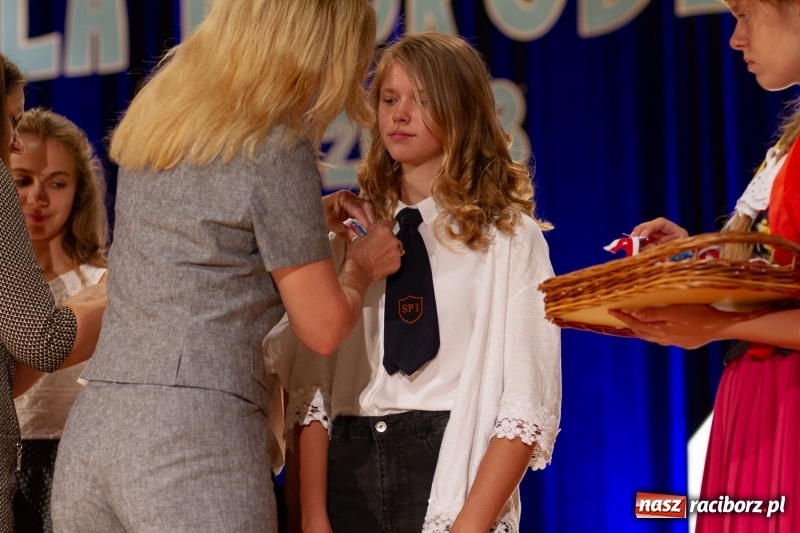 Zdjęcie w galerii na portalu naszraciborz.pl: Przed rozdaniem świadectw były dyplomy i wyróżnienia. Gala SP 1 w RCK wiadomości z regionu