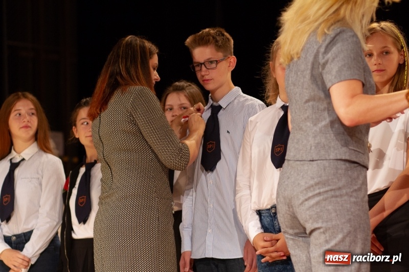 Zdjęcie w galerii na portalu naszraciborz.pl: Przed rozdaniem świadectw były dyplomy i wyróżnienia. Gala SP 1 w RCK wiadomości z regionu