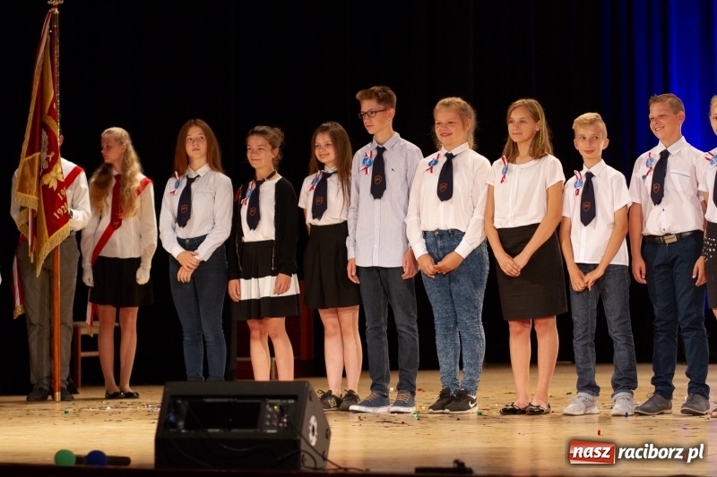 Zdjęcie w galerii na portalu naszraciborz.pl: Przed rozdaniem świadectw były dyplomy i wyróżnienia. Gala SP 1 w RCK wiadomości z regionu