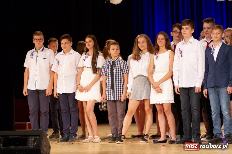 Zdjęcie w galerii na portalu naszraciborz.pl: Przed rozdaniem świadectw były dyplomy i wyróżnienia. Gala SP 1 w RCK wiadomości z regionu