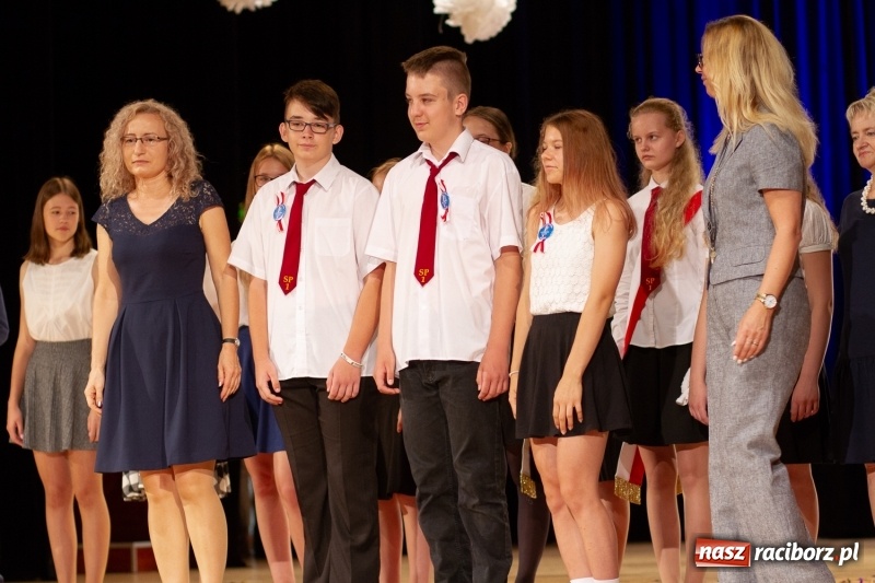 Zdjęcie w galerii na portalu naszraciborz.pl: Przed rozdaniem świadectw były dyplomy i wyróżnienia. Gala SP 1 w RCK wiadomości z regionu
