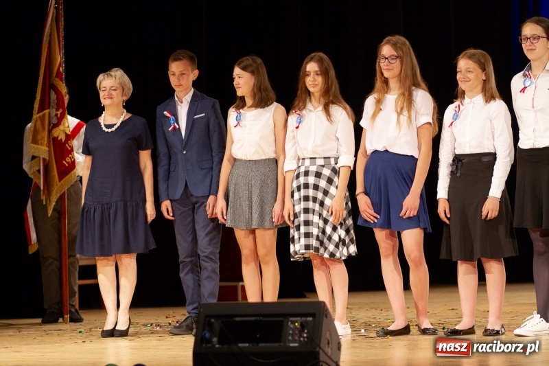 Zdjęcie w galerii na portalu naszraciborz.pl: Przed rozdaniem świadectw były dyplomy i wyróżnienia. Gala SP 1 w RCK wiadomości z regionu