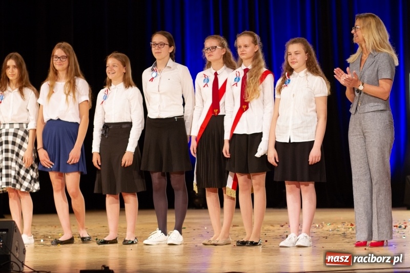 Zdjęcie w galerii na portalu naszraciborz.pl: Przed rozdaniem świadectw były dyplomy i wyróżnienia. Gala SP 1 w RCK wiadomości z regionu