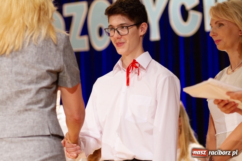 Zdjęcie w galerii na portalu naszraciborz.pl: Przed rozdaniem świadectw były dyplomy i wyróżnienia. Gala SP 1 w RCK wiadomości z regionu