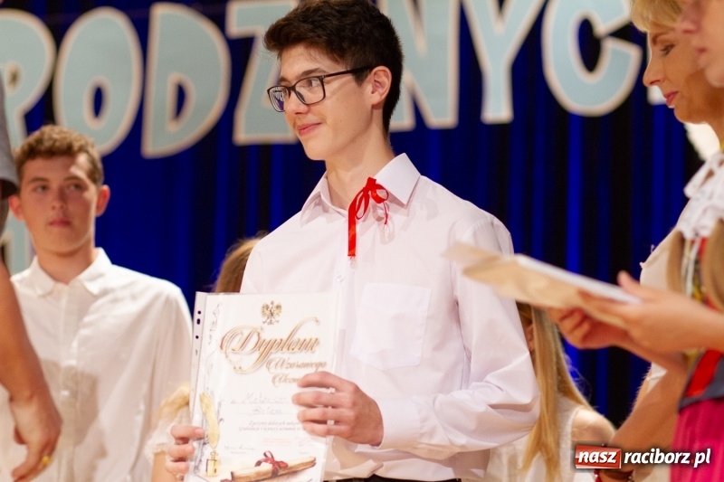 Zdjęcie w galerii na portalu naszraciborz.pl: Przed rozdaniem świadectw były dyplomy i wyróżnienia. Gala SP 1 w RCK wiadomości z regionu