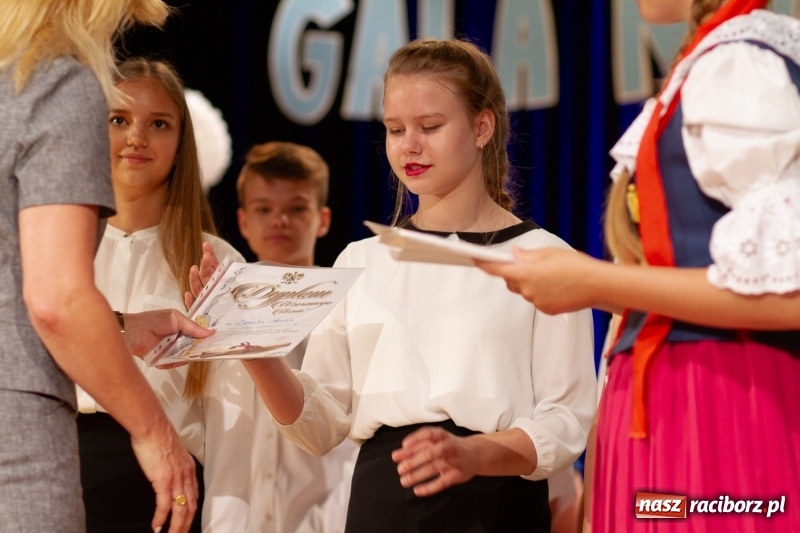 Zdjęcie w galerii na portalu naszraciborz.pl: Przed rozdaniem świadectw były dyplomy i wyróżnienia. Gala SP 1 w RCK wiadomości z regionu