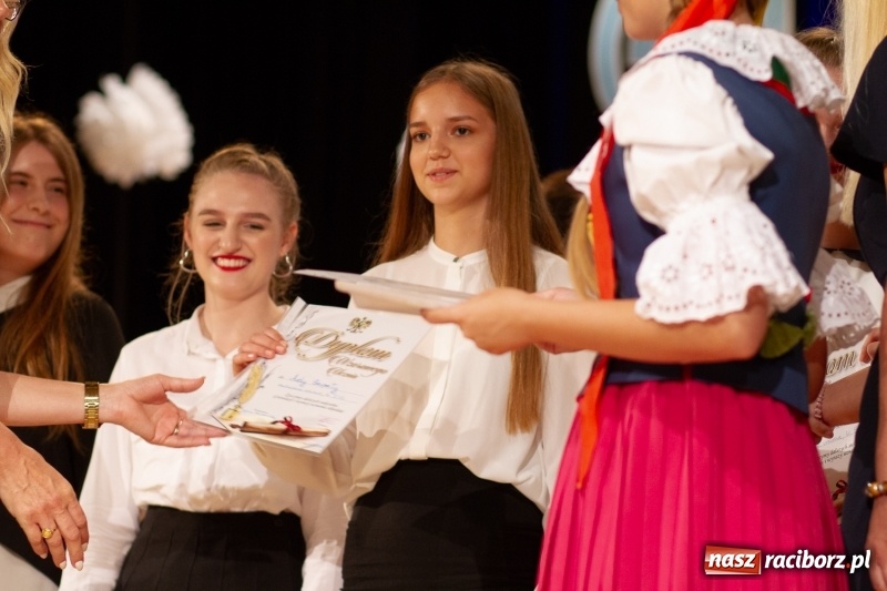 Zdjęcie w galerii na portalu naszraciborz.pl: Przed rozdaniem świadectw były dyplomy i wyróżnienia. Gala SP 1 w RCK wiadomości z regionu