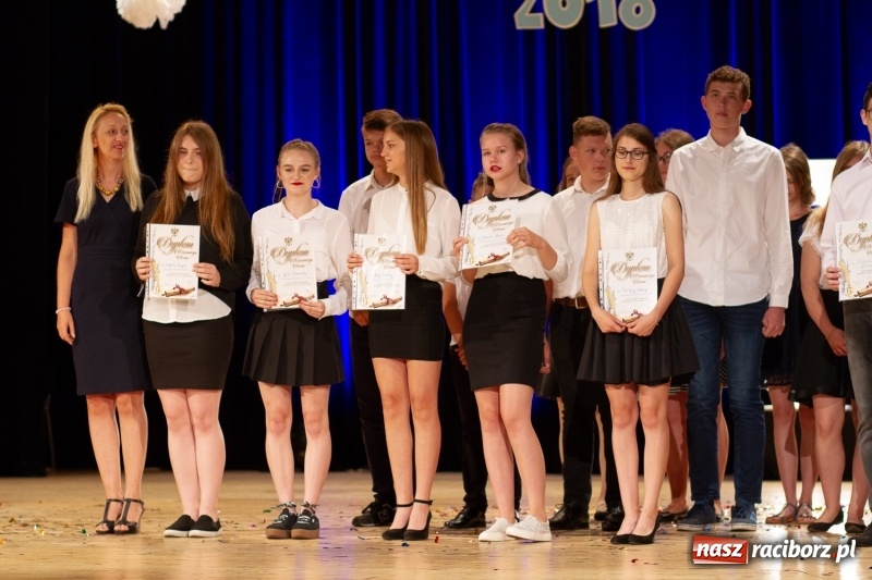 Zdjęcie w galerii na portalu naszraciborz.pl: Przed rozdaniem świadectw były dyplomy i wyróżnienia. Gala SP 1 w RCK wiadomości z regionu