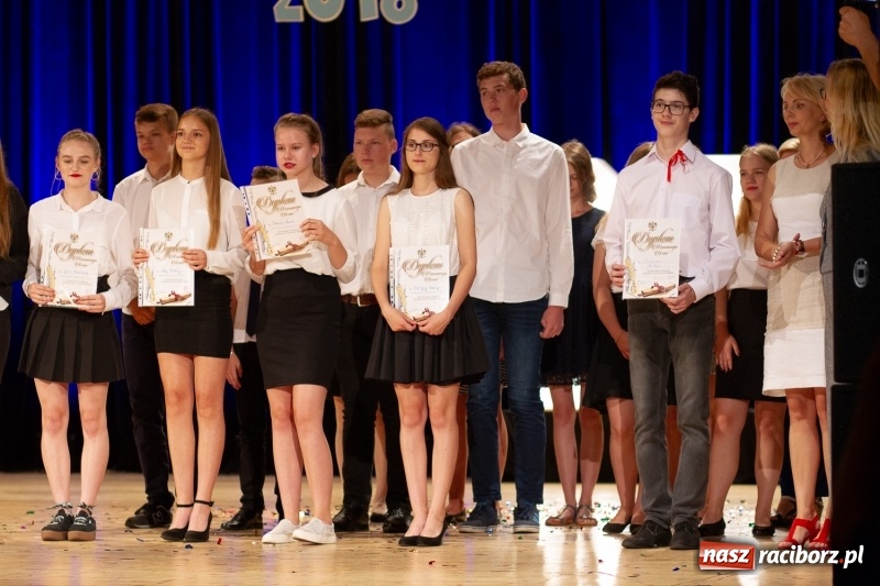 Zdjęcie w galerii na portalu naszraciborz.pl: Przed rozdaniem świadectw były dyplomy i wyróżnienia. Gala SP 1 w RCK wiadomości z regionu