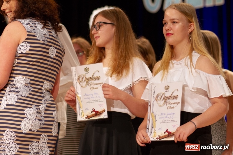 Zdjęcie w galerii na portalu naszraciborz.pl: Przed rozdaniem świadectw były dyplomy i wyróżnienia. Gala SP 1 w RCK wiadomości z regionu