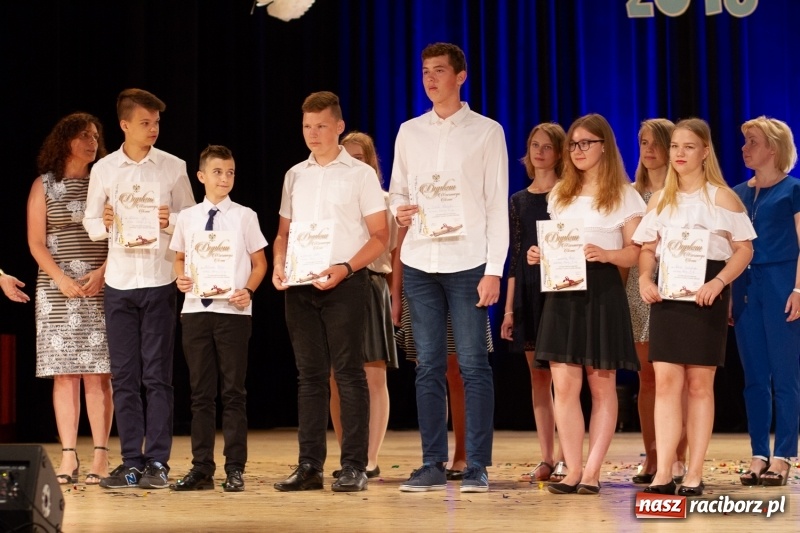Zdjęcie w galerii na portalu naszraciborz.pl: Przed rozdaniem świadectw były dyplomy i wyróżnienia. Gala SP 1 w RCK wiadomości z regionu