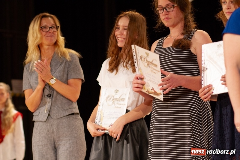 Zdjęcie w galerii na portalu naszraciborz.pl: Przed rozdaniem świadectw były dyplomy i wyróżnienia. Gala SP 1 w RCK wiadomości z regionu