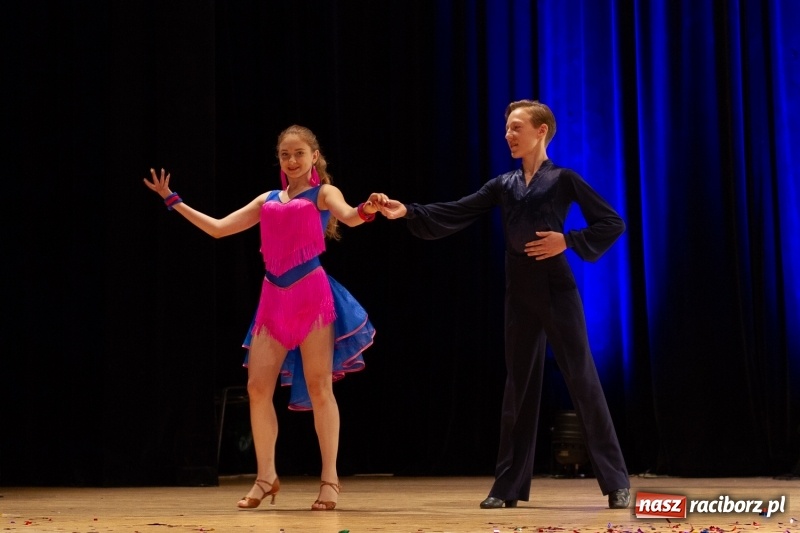 Zdjęcie w galerii na portalu naszraciborz.pl: Przed rozdaniem świadectw były dyplomy i wyróżnienia. Gala SP 1 w RCK wiadomości z regionu