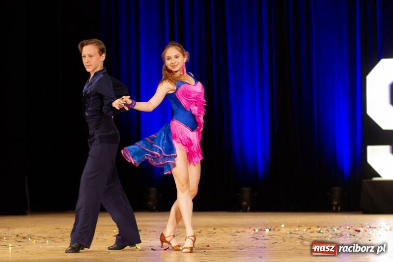 Zdjęcie w galerii na portalu naszraciborz.pl: Przed rozdaniem świadectw były dyplomy i wyróżnienia. Gala SP 1 w RCK wiadomości z regionu