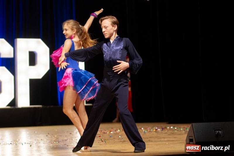 Zdjęcie w galerii na portalu naszraciborz.pl: Przed rozdaniem świadectw były dyplomy i wyróżnienia. Gala SP 1 w RCK wiadomości z regionu