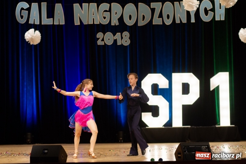 Zdjęcie w galerii na portalu naszraciborz.pl: Przed rozdaniem świadectw były dyplomy i wyróżnienia. Gala SP 1 w RCK wiadomości z regionu