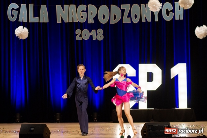 Zdjęcie w galerii na portalu naszraciborz.pl: Przed rozdaniem świadectw były dyplomy i wyróżnienia. Gala SP 1 w RCK wiadomości z regionu