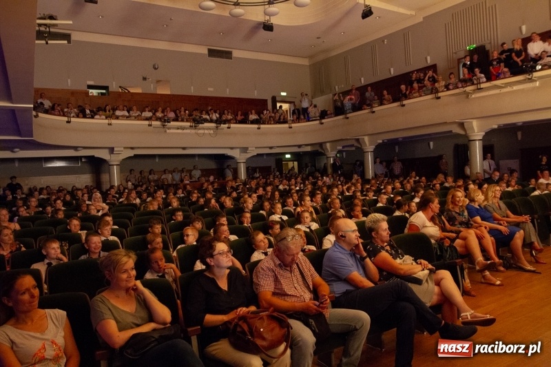 Zdjęcie w galerii na portalu naszraciborz.pl: Przed rozdaniem świadectw były dyplomy i wyróżnienia. Gala SP 1 w RCK wiadomości z regionu
