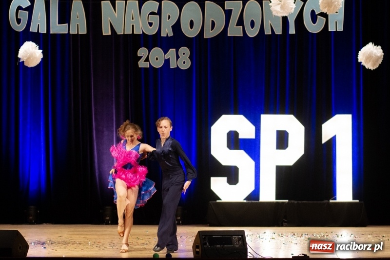 Zdjęcie w galerii na portalu naszraciborz.pl: Przed rozdaniem świadectw były dyplomy i wyróżnienia. Gala SP 1 w RCK wiadomości z regionu