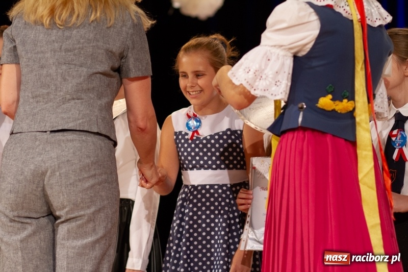 Zdjęcie w galerii na portalu naszraciborz.pl: Przed rozdaniem świadectw były dyplomy i wyróżnienia. Gala SP 1 w RCK wiadomości z regionu