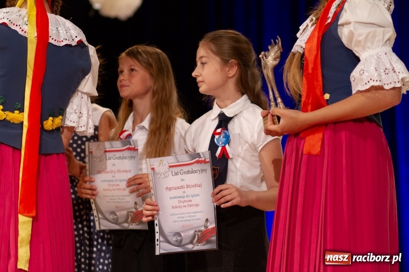 Zdjęcie w galerii na portalu naszraciborz.pl: Przed rozdaniem świadectw były dyplomy i wyróżnienia. Gala SP 1 w RCK wiadomości z regionu