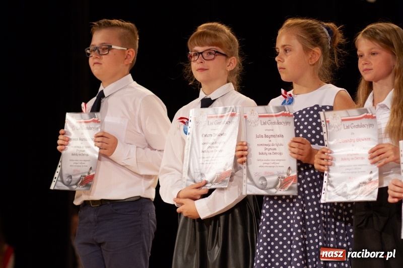 Zdjęcie w galerii na portalu naszraciborz.pl: Przed rozdaniem świadectw były dyplomy i wyróżnienia. Gala SP 1 w RCK wiadomości z regionu