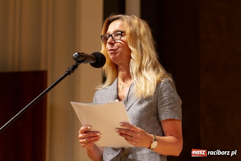 Zdjęcie w galerii na portalu naszraciborz.pl: Przed rozdaniem świadectw były dyplomy i wyróżnienia. Gala SP 1 w RCK wiadomości z regionu