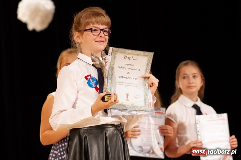 Zdjęcie w galerii na portalu naszraciborz.pl: Przed rozdaniem świadectw były dyplomy i wyróżnienia. Gala SP 1 w RCK wiadomości z regionu