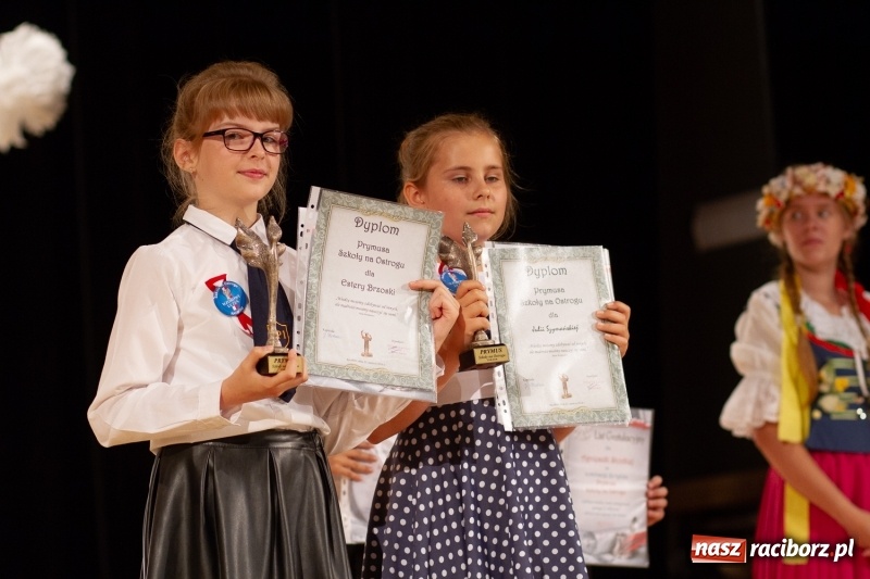 Zdjęcie w galerii na portalu naszraciborz.pl: Przed rozdaniem świadectw były dyplomy i wyróżnienia. Gala SP 1 w RCK wiadomości z regionu