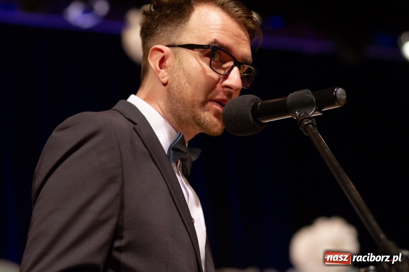 Zdjęcie w galerii na portalu naszraciborz.pl: Przed rozdaniem świadectw były dyplomy i wyróżnienia. Gala SP 1 w RCK wiadomości z regionu