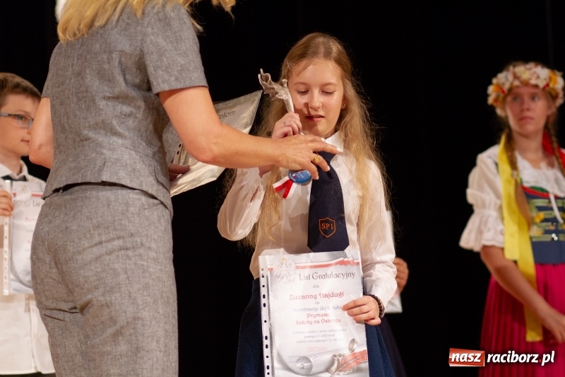 Zdjęcie w galerii na portalu naszraciborz.pl: Przed rozdaniem świadectw były dyplomy i wyróżnienia. Gala SP 1 w RCK wiadomości z regionu