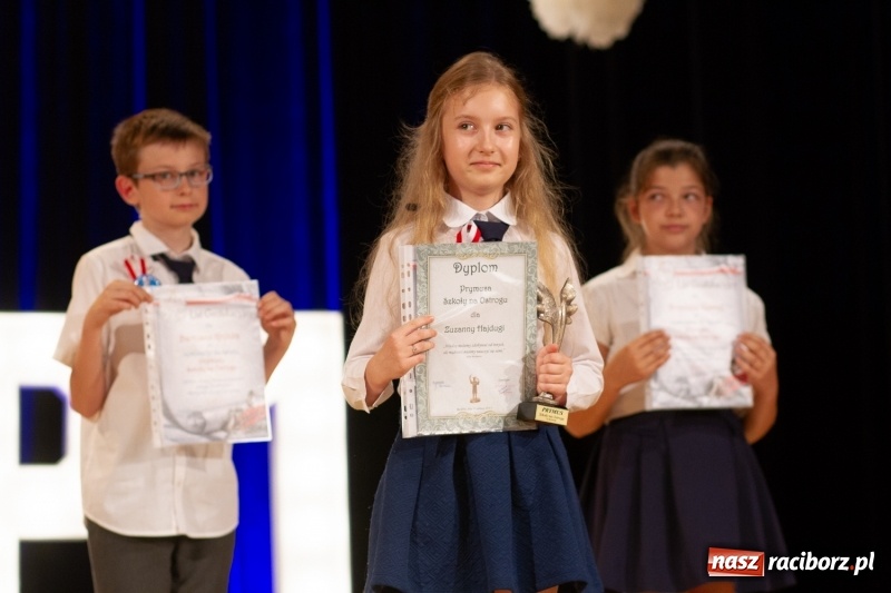 Zdjęcie w galerii na portalu naszraciborz.pl: Przed rozdaniem świadectw były dyplomy i wyróżnienia. Gala SP 1 w RCK wiadomości z regionu