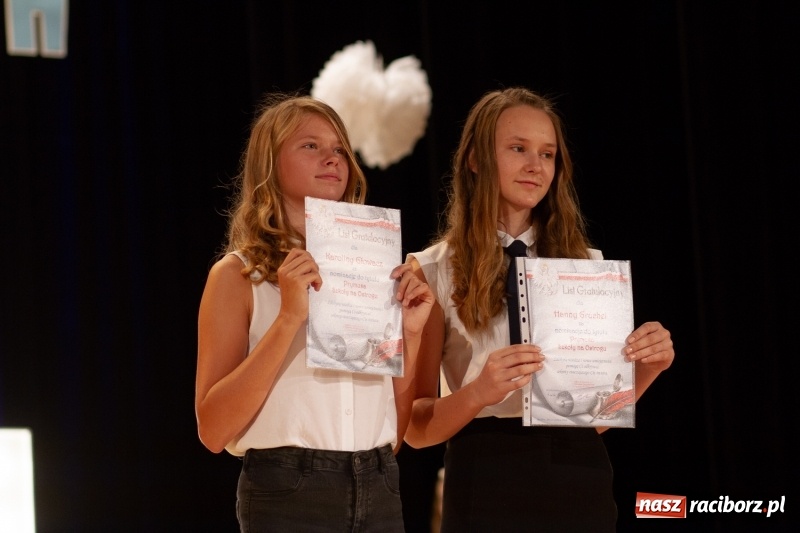 Zdjęcie w galerii na portalu naszraciborz.pl: Przed rozdaniem świadectw były dyplomy i wyróżnienia. Gala SP 1 w RCK wiadomości z regionu