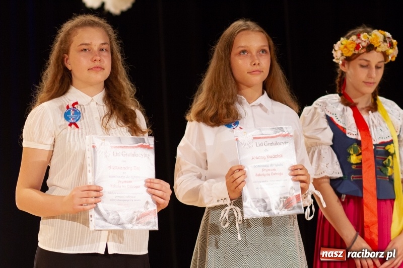 Zdjęcie w galerii na portalu naszraciborz.pl: Przed rozdaniem świadectw były dyplomy i wyróżnienia. Gala SP 1 w RCK wiadomości z regionu