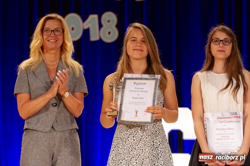 Zdjęcie w galerii na portalu naszraciborz.pl: Przed rozdaniem świadectw były dyplomy i wyróżnienia. Gala SP 1 w RCK wiadomości z regionu