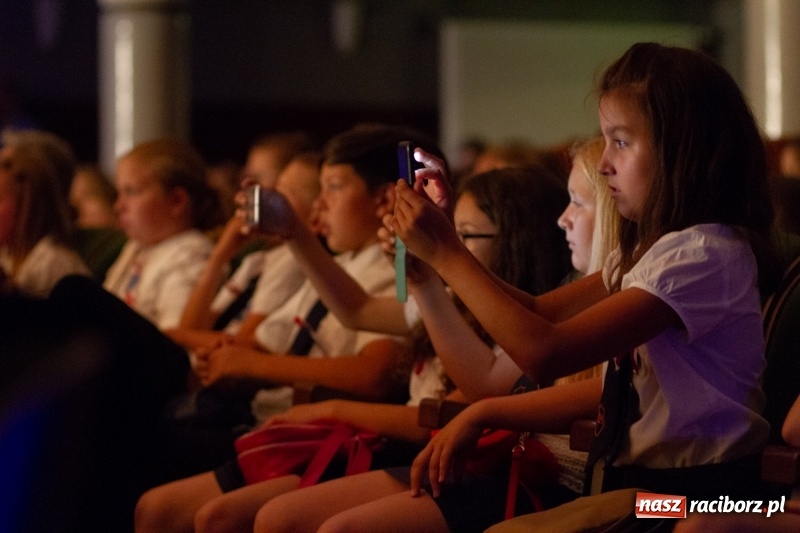 Zdjęcie w galerii na portalu naszraciborz.pl: Przed rozdaniem świadectw były dyplomy i wyróżnienia. Gala SP 1 w RCK wiadomości z regionu