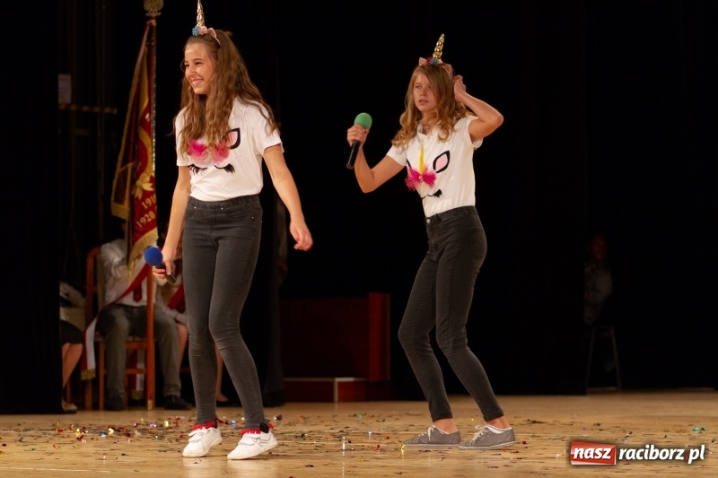 Zdjęcie w galerii na portalu naszraciborz.pl: Przed rozdaniem świadectw były dyplomy i wyróżnienia. Gala SP 1 w RCK wiadomości z regionu