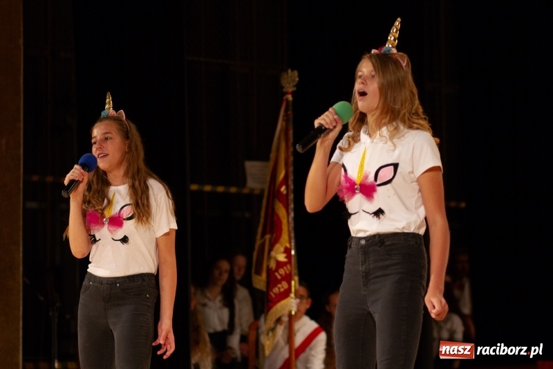 Zdjęcie w galerii na portalu naszraciborz.pl: Przed rozdaniem świadectw były dyplomy i wyróżnienia. Gala SP 1 w RCK wiadomości z regionu