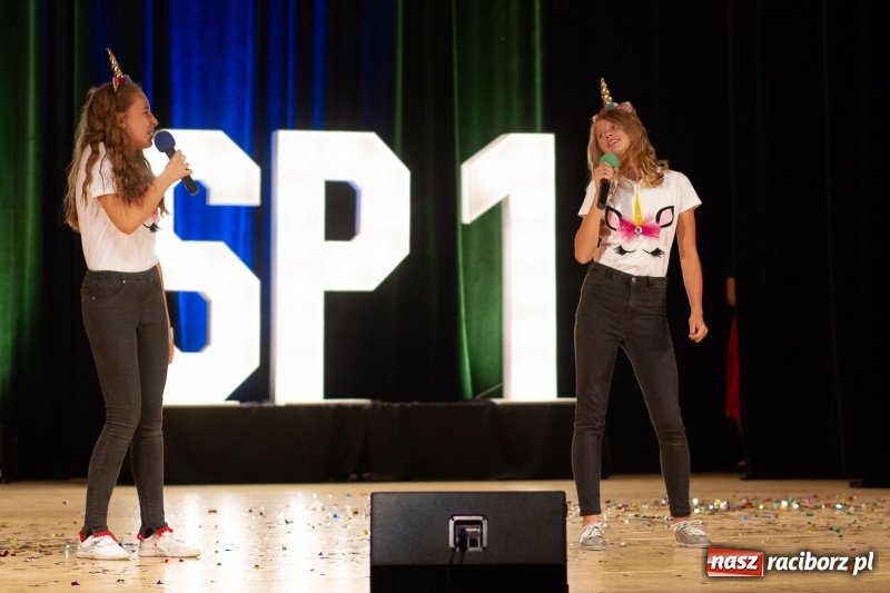 Zdjęcie w galerii na portalu naszraciborz.pl: Przed rozdaniem świadectw były dyplomy i wyróżnienia. Gala SP 1 w RCK wiadomości z regionu