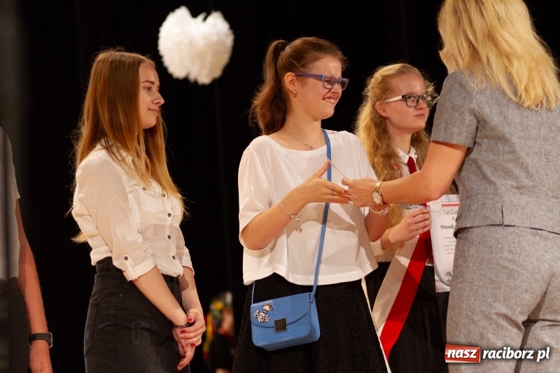 Zdjęcie w galerii na portalu naszraciborz.pl: Przed rozdaniem świadectw były dyplomy i wyróżnienia. Gala SP 1 w RCK wiadomości z regionu