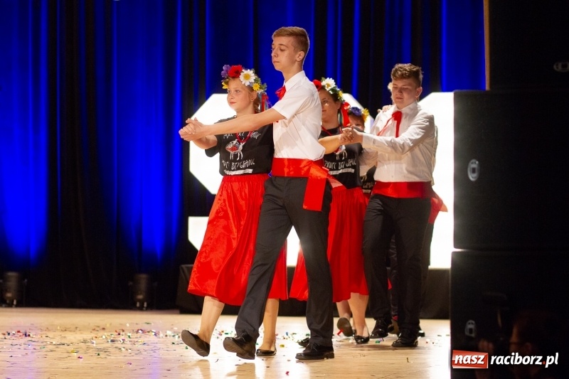 Zdjęcie w galerii na portalu naszraciborz.pl: Przed rozdaniem świadectw były dyplomy i wyróżnienia. Gala SP 1 w RCK wiadomości z regionu