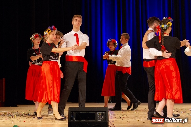 Zdjęcie w galerii na portalu naszraciborz.pl: Przed rozdaniem świadectw były dyplomy i wyróżnienia. Gala SP 1 w RCK wiadomości z regionu