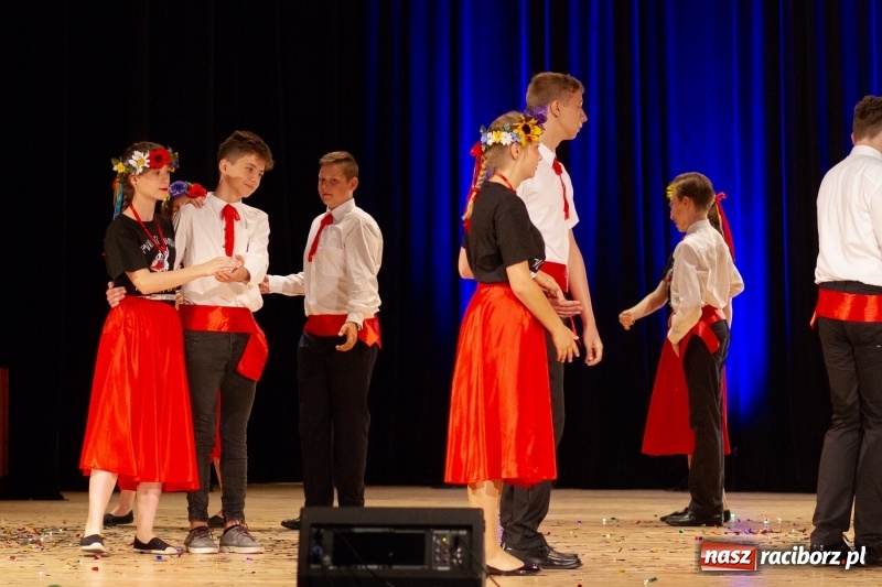 Zdjęcie w galerii na portalu naszraciborz.pl: Przed rozdaniem świadectw były dyplomy i wyróżnienia. Gala SP 1 w RCK wiadomości z regionu