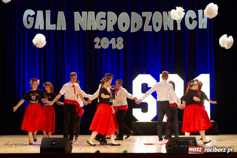 Zdjęcie w galerii na portalu naszraciborz.pl: Przed rozdaniem świadectw były dyplomy i wyróżnienia. Gala SP 1 w RCK wiadomości z regionu