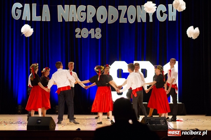 Zdjęcie w galerii na portalu naszraciborz.pl: Przed rozdaniem świadectw były dyplomy i wyróżnienia. Gala SP 1 w RCK wiadomości z regionu