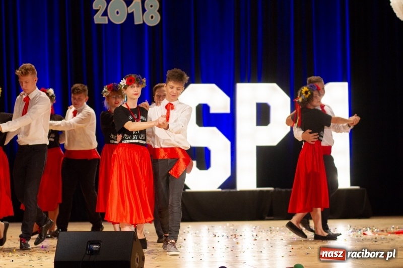 Zdjęcie w galerii na portalu naszraciborz.pl: Przed rozdaniem świadectw były dyplomy i wyróżnienia. Gala SP 1 w RCK wiadomości z regionu