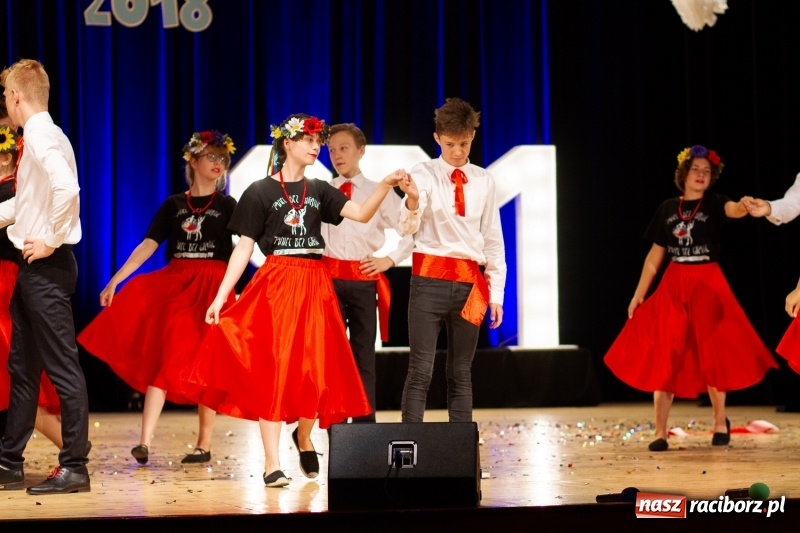 Zdjęcie w galerii na portalu naszraciborz.pl: Przed rozdaniem świadectw były dyplomy i wyróżnienia. Gala SP 1 w RCK wiadomości z regionu